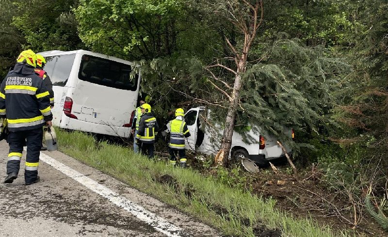Verkehrsunfall mit Reisebuss Südautobahn Villach (Bild 2)